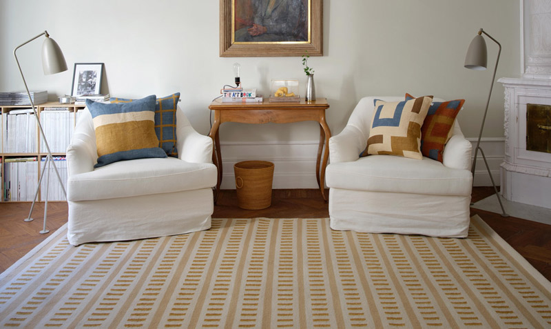 snygga bruna, beiga och vita kuddfodral i linne och bouclé placerade på soffa och fåtöljer i vardagsum