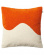 Orange och vit kudde med boucl� p� framsidan